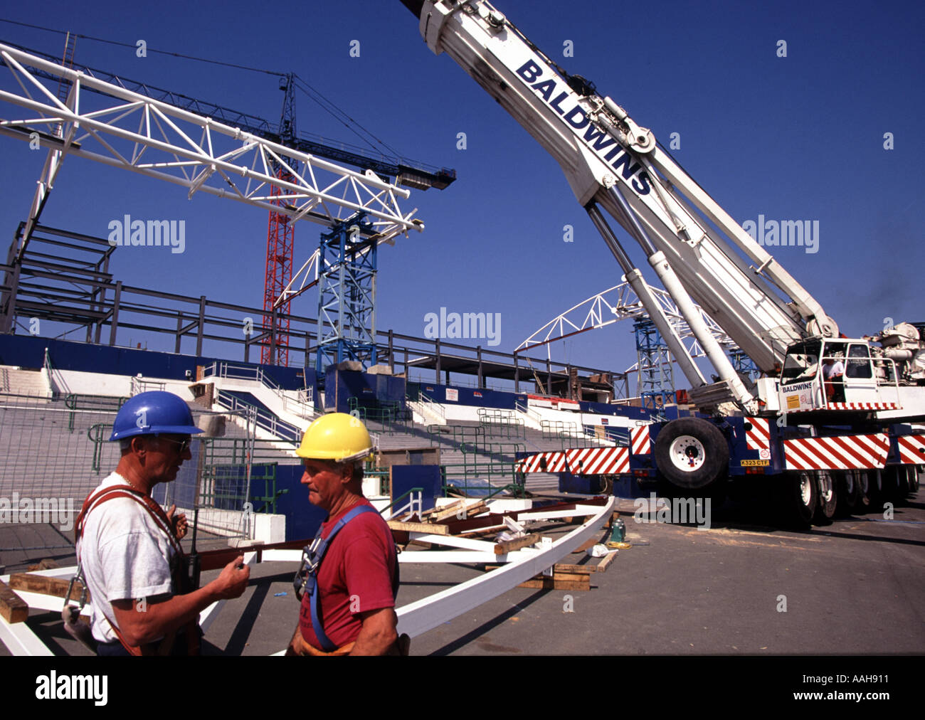 Workmen wearing hard hats hi-res stock photography and images - Alamy