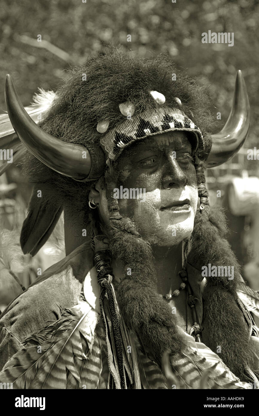 Indian bison horn headdress B&W Stock Photo - Alamy