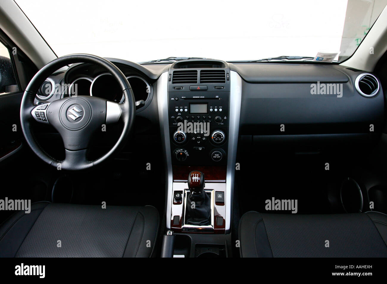 Suzuki VItara 2007 Interior Stock Photo - Alamy