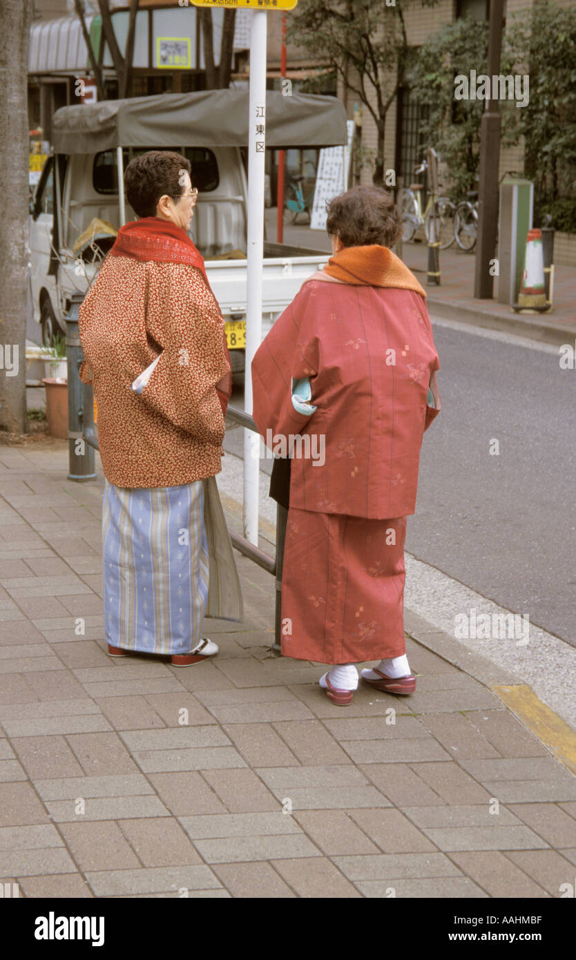 Japan Tokyo Women in Kimono Waiting for a bus Stock Photo - Alamy