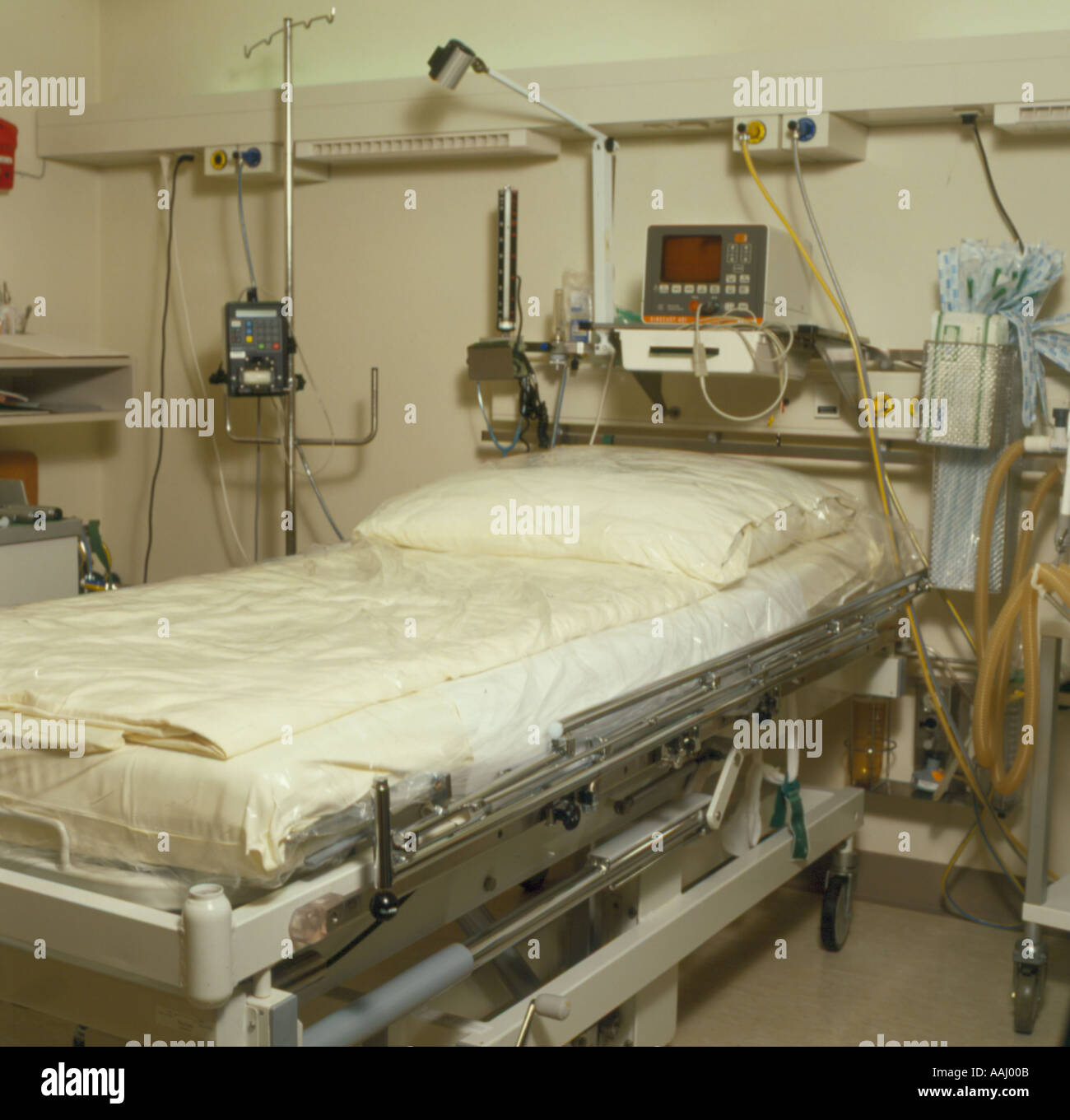 Empty hospital bed hi-res stock photography and images - Alamy