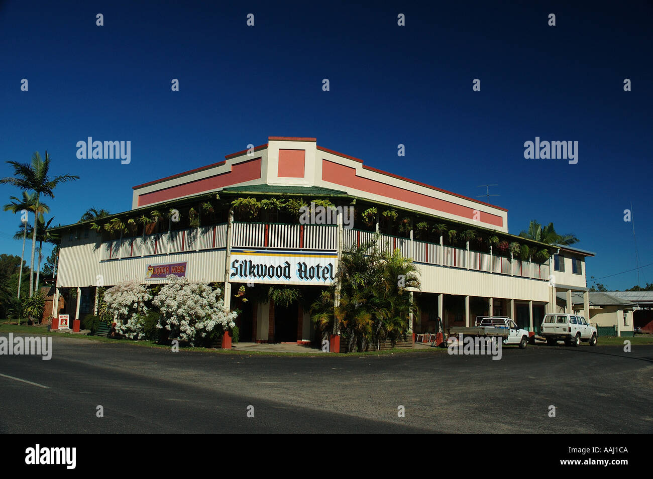 traditional north queensland pub Silkwood verandah cool and open dsc 0363 Stock Photo Alamy