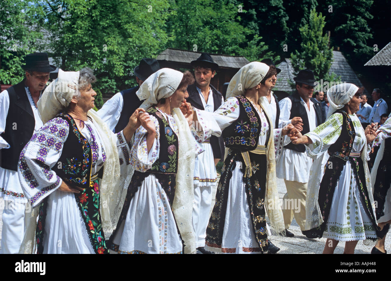 Romanian folk dance hi-res stock photography and images - Alamy