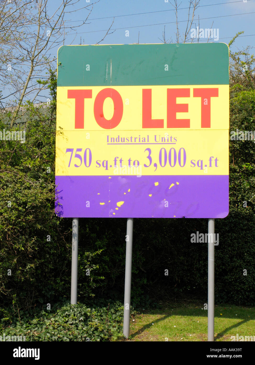 TO LET INDUSTRIAL UNITS sign on unit factory estate in Cwmbran Torfaen South Wales UK Stock Photo