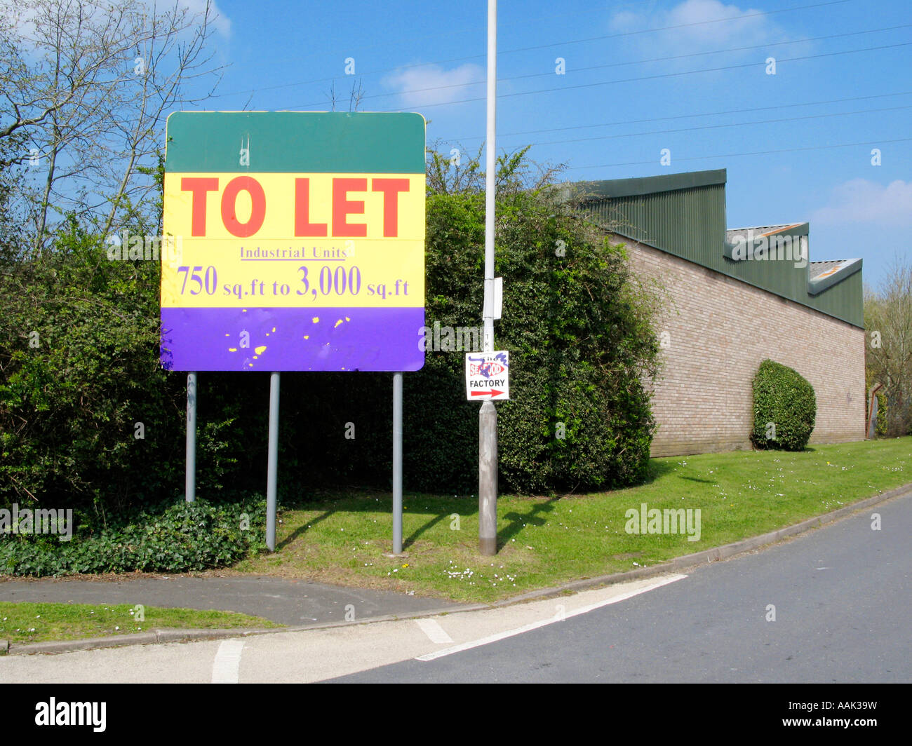 TO LET INDUSTRIAL UNITS sign on unit factory estate in Cwmbran Torfaen South Wales UK Stock Photo