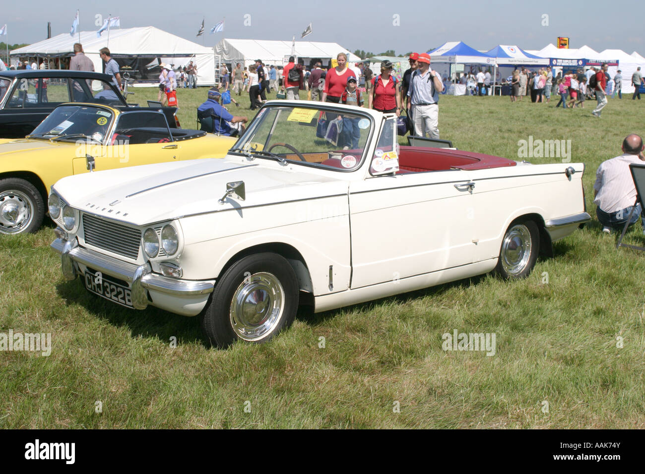 Scheinwerfer und Kühlergrill Gitter eines roten 1968 Triumph Herald Cabrio  Autos, England Stockfotografie - Alamy