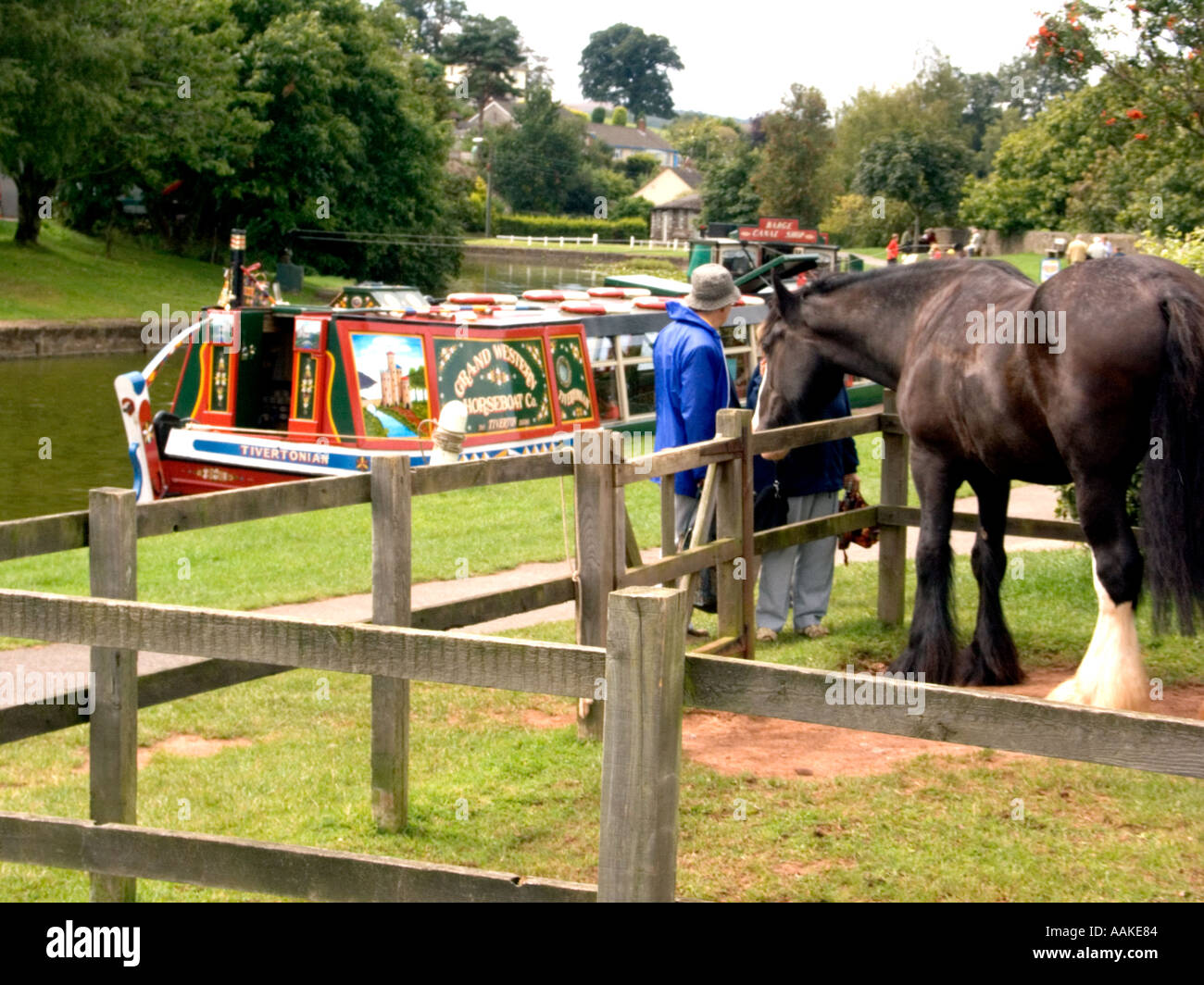 Horse drawn canal boat hi-res stock photography and images - Alamy