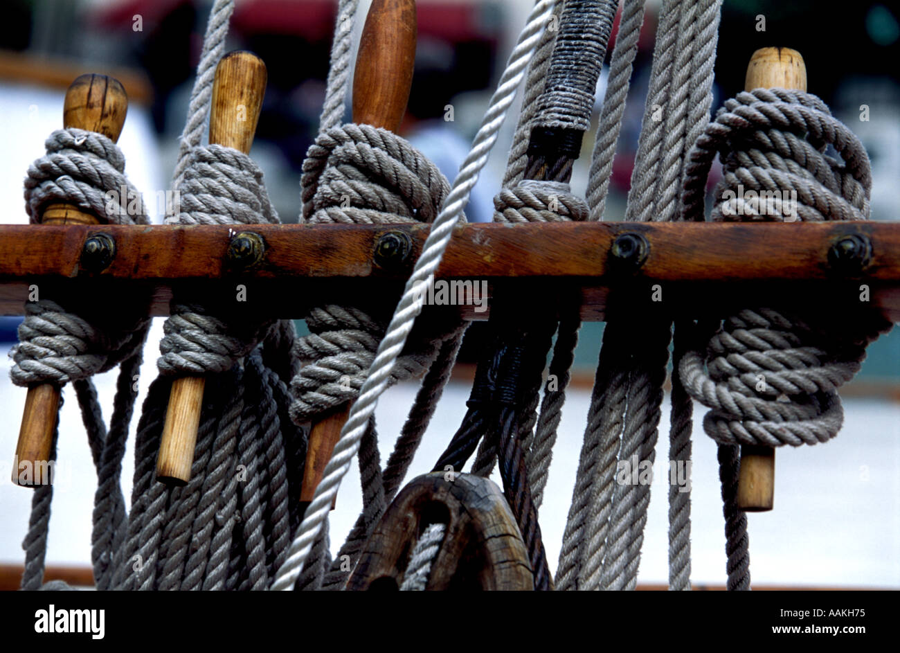 Ship tie down tie down hires stock photography and images Alamy