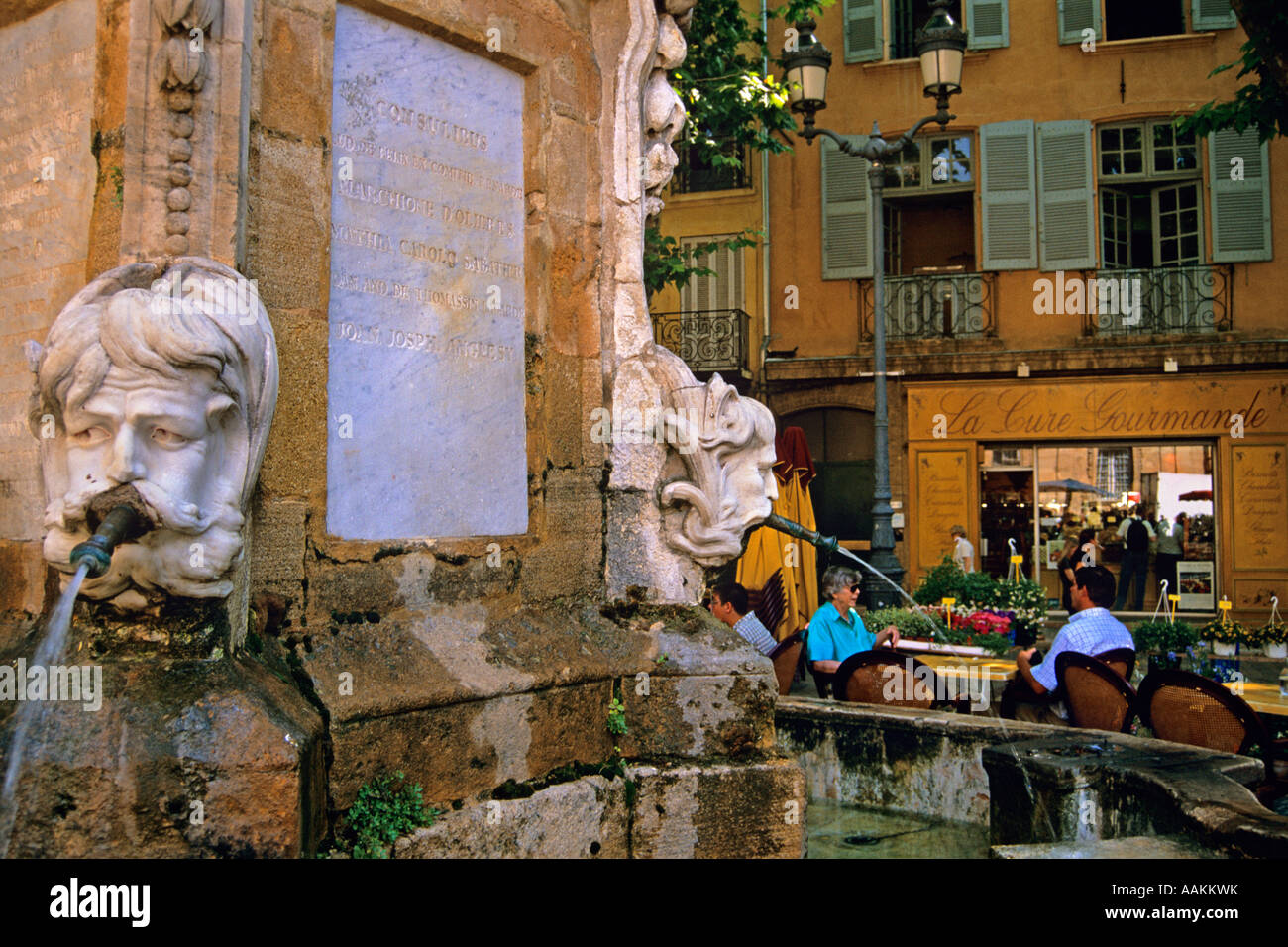 AIX EN PROVENCE FRANCE FOUNTAIN BY SIDEWALK CAFE Stock Photo - Alamy