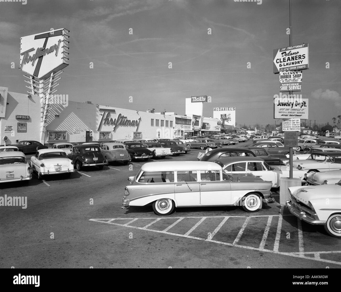 1950s SHOPPING CENTER PARKING LOT Stock Photo