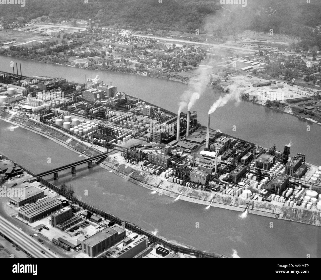 1950s AERIAL INDUSTRIAL OIL REFINERY CHARLESTON WEST VIRGINIA USA Stock