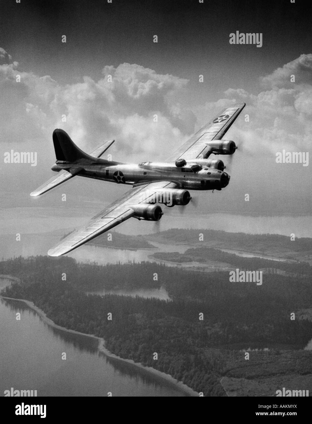 1940s US ARMY AIRCRAFT WORLD WAR II B-17 BOMBER IN FLIGHT Stock Photo