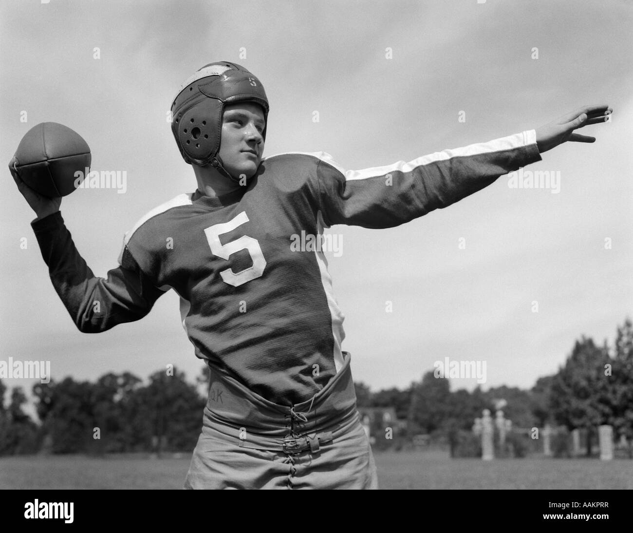 1940s YOUNG TEENAGE QUARTERBACK ABOUT TO TOSS FOOTBALL PASS Stock Photo