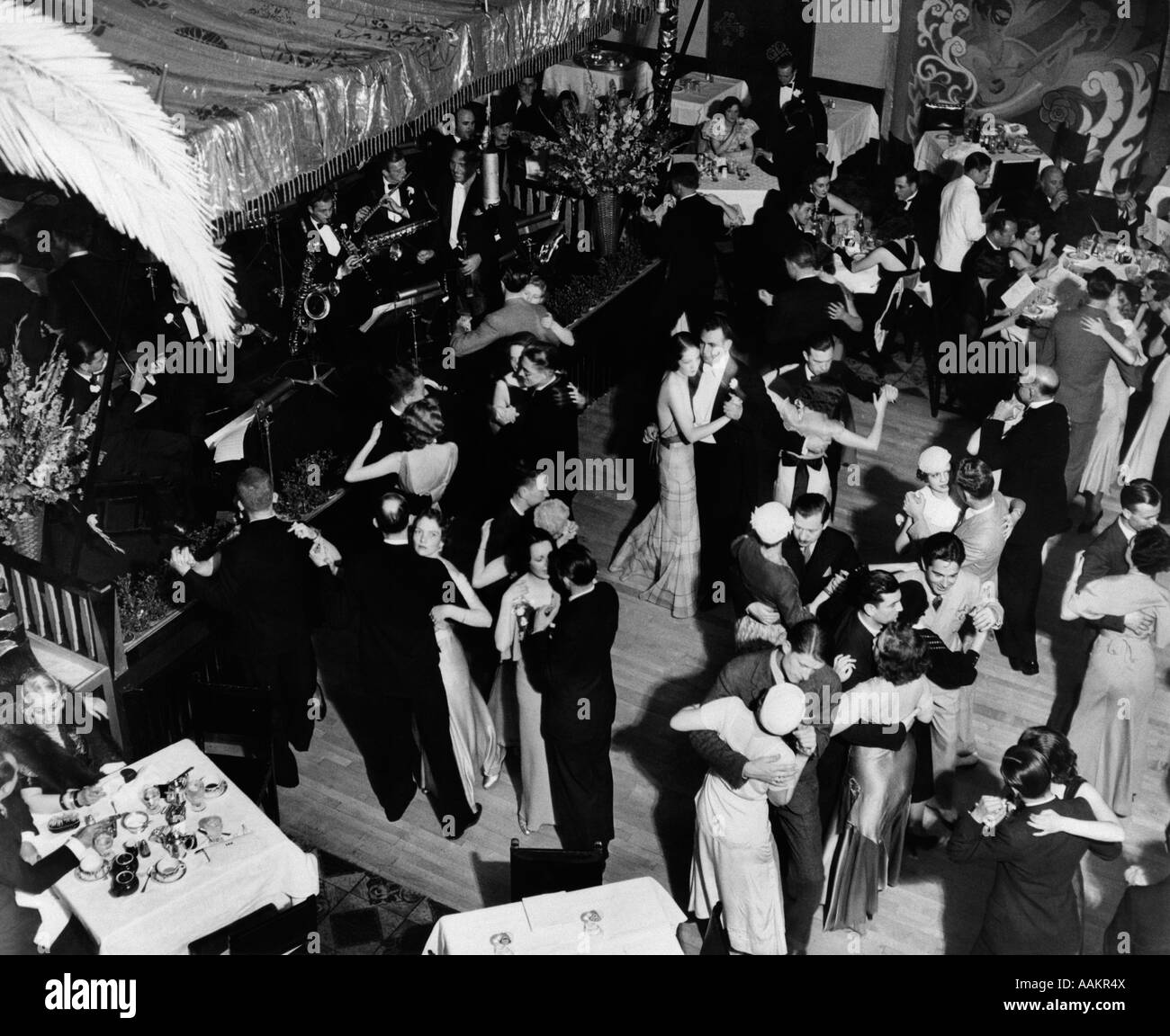 1930s 1940s VIEW LOOKING DOWN ON BAND AND COUPLES DANCING ON NIGHTCLUB DANCE FLOOR Stock Photo