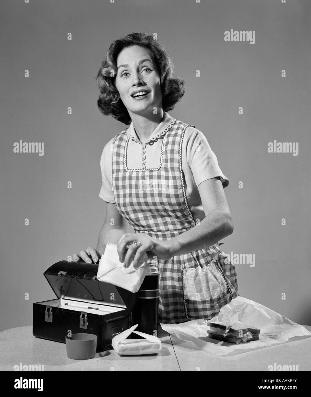 https://c8.alamy.com/comp/AAKRFY/1950s-1960s-woman-packing-sandwich-into-lunchbox-lunch-AAKRFY.jpg