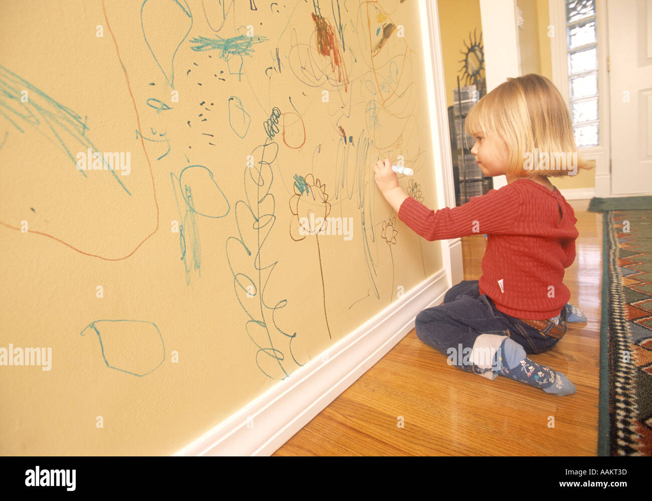 Ребенок изрисовал. Ребенок рисует на стене. Детское творчество на обоях на стене. Ребенок разрисовал стены. Рисование на стенах для детей.