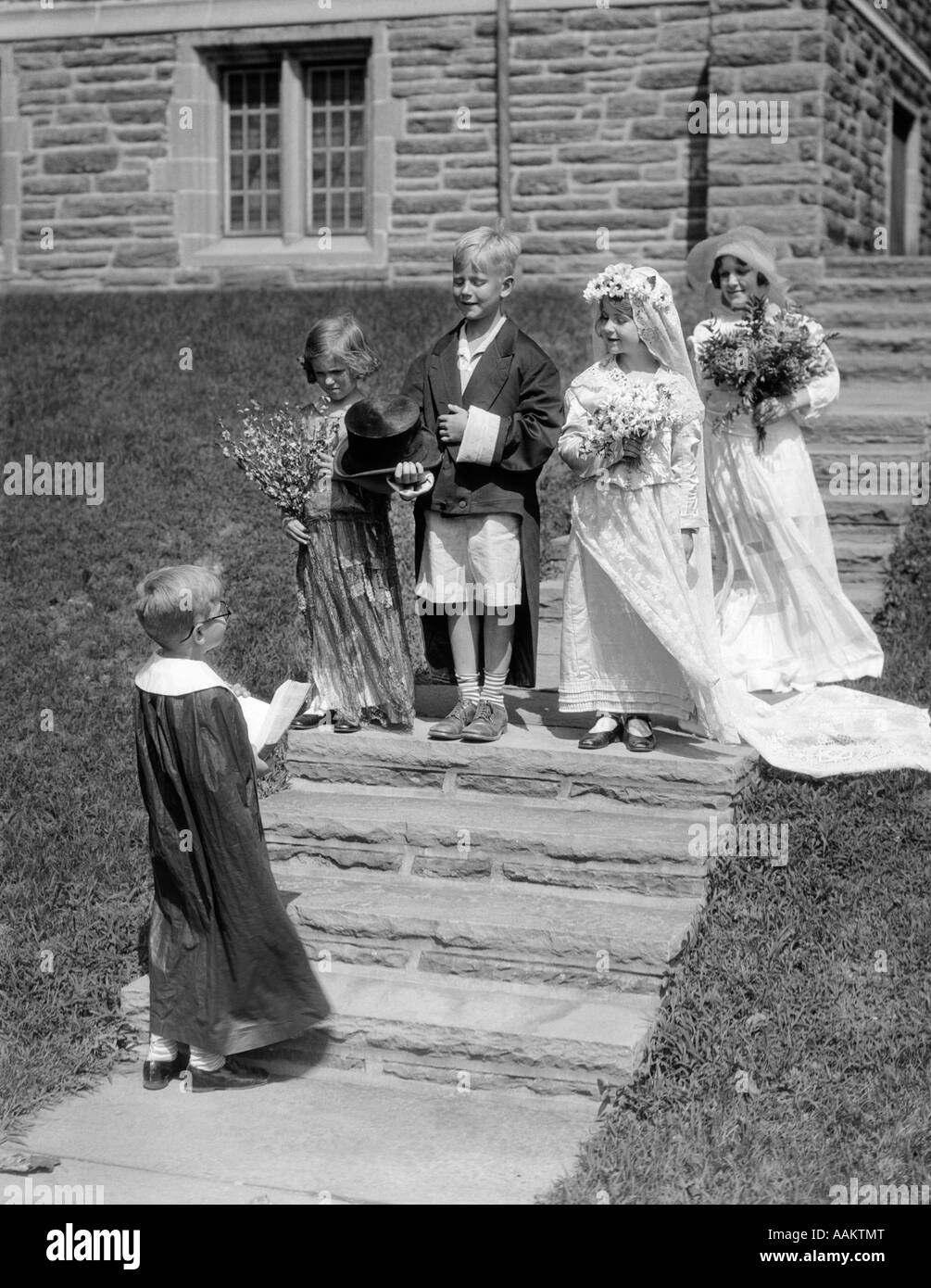1930s CHILDREN BOYS AND GIRLS PLAYING BRIDE GROOM TOM THUMB WEDDING PARTY Stock Photo