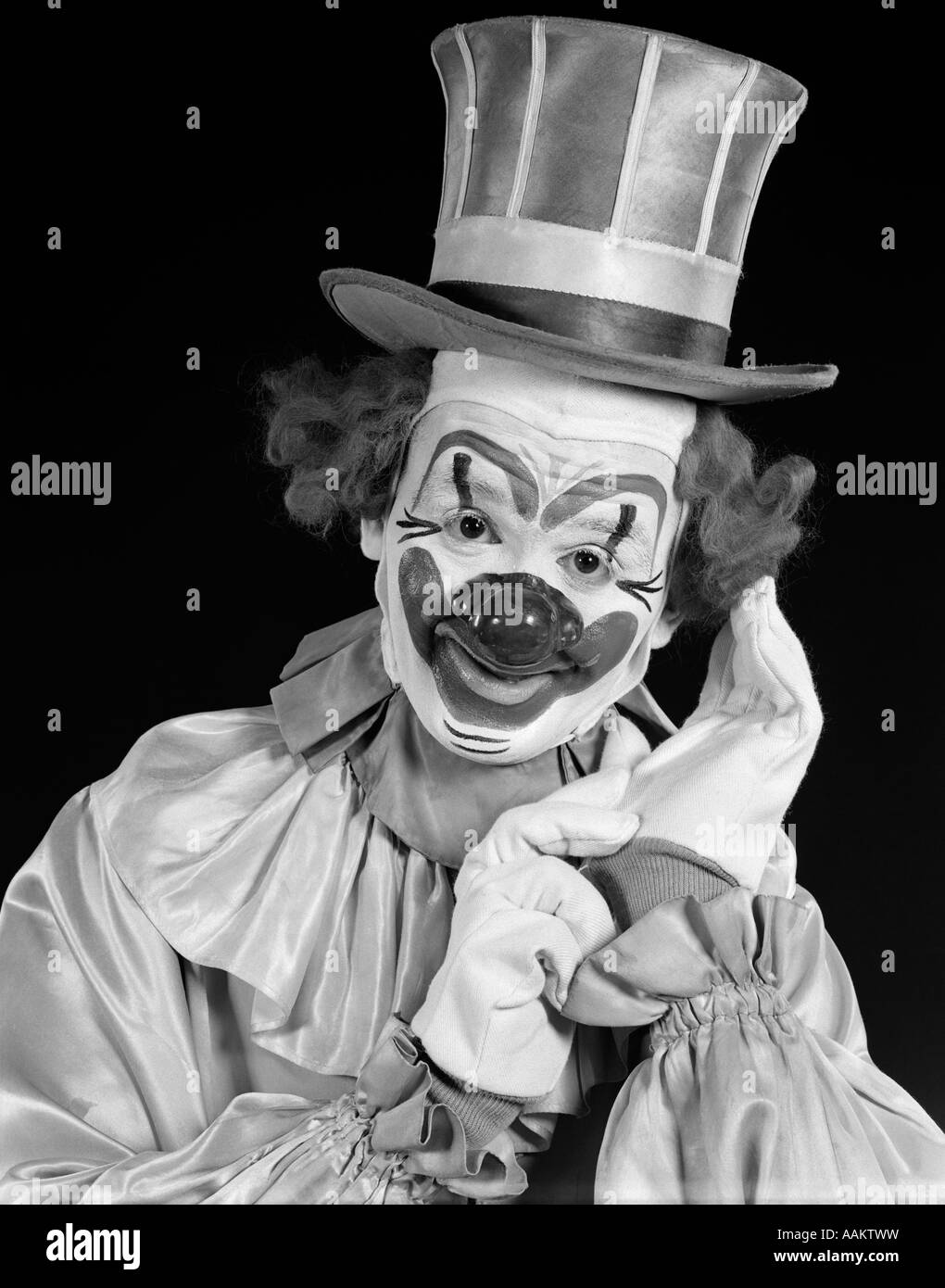 1950s PORTRAIT OF CLOWN WEARING TOP HAT SMILING LOOKING AT CAMERA Stock Photo