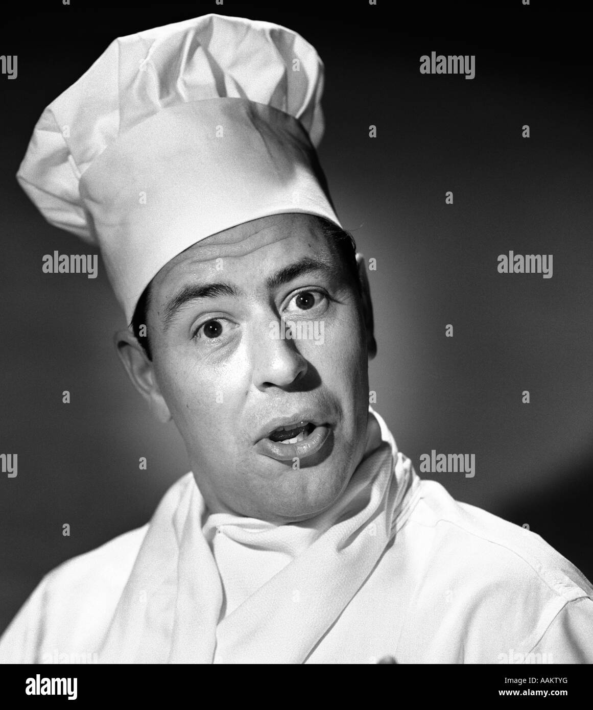 1950s PORTRAIT MAN CHEF HUMOROUS EXPRESSION LOOKING AT CAMERA Stock Photo