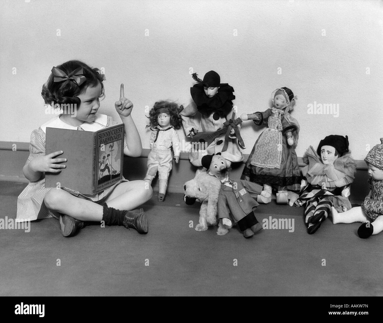 1930s LITTLE GIRL POINTING A FINGER READING BOOK TO A ROW OF DOLLS TOYS ...