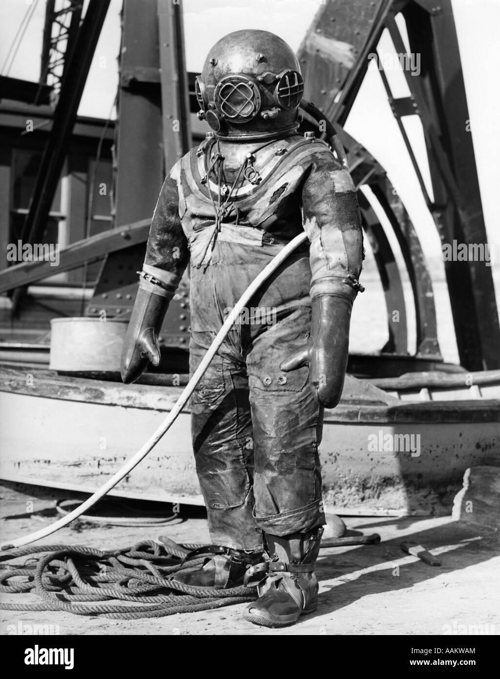 1930s 1940s FULL FIGURE OF MAN IN UNDERWATER HARD HAT DEEP SEA DIVING SUIT Stock Photo