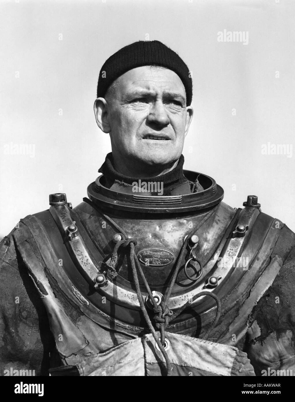 1940s DEEP WATER MARINE DIVER WEARING PRESSURE SUIT WITHOUT THE HELMET MAN PORTRAIT RUGGED ADVENTURE Stock Photo