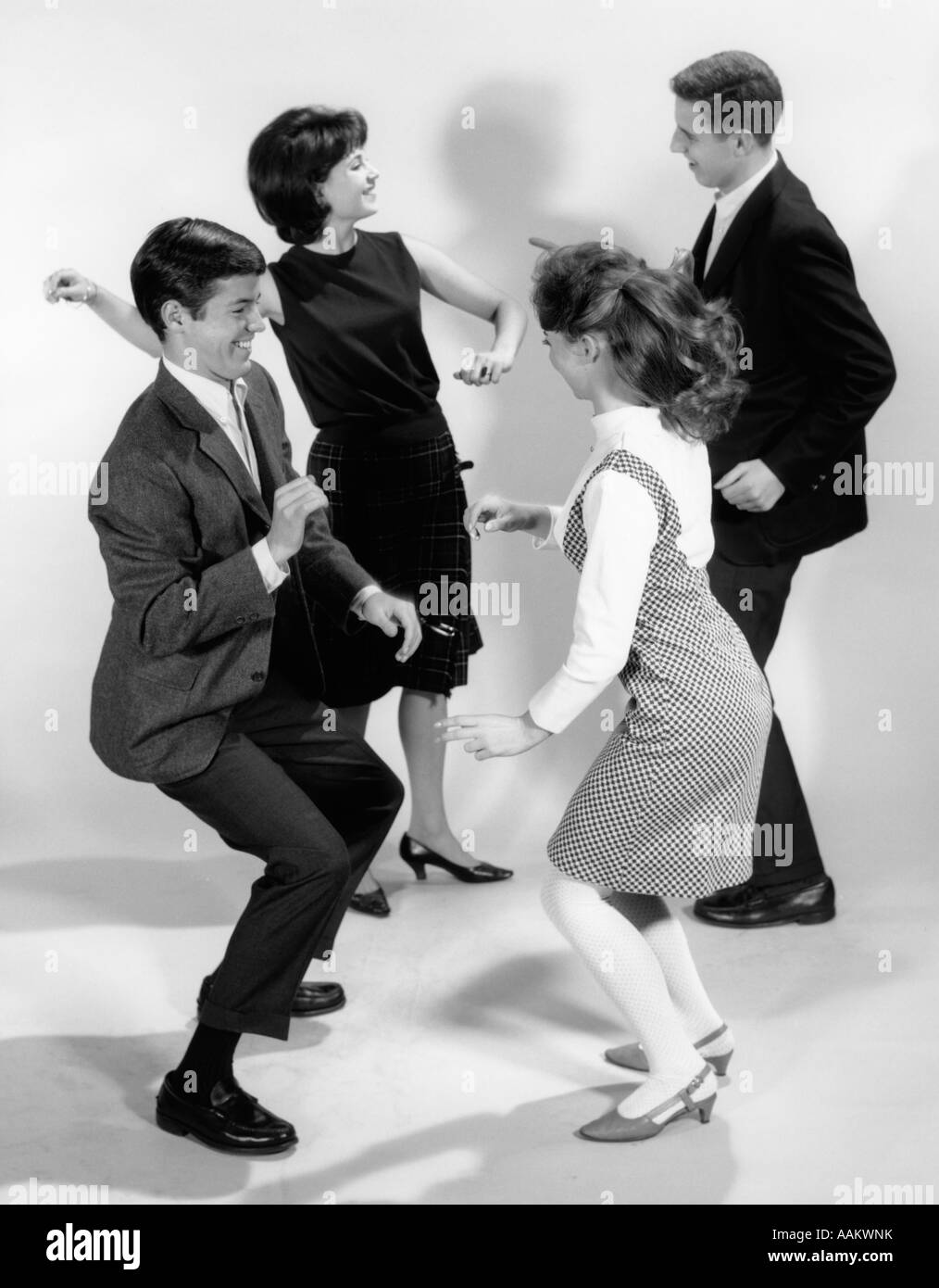 1960s PAIR OF YOUNG TEENAGE COUPLES DANCING THE TWIST Stock Photo