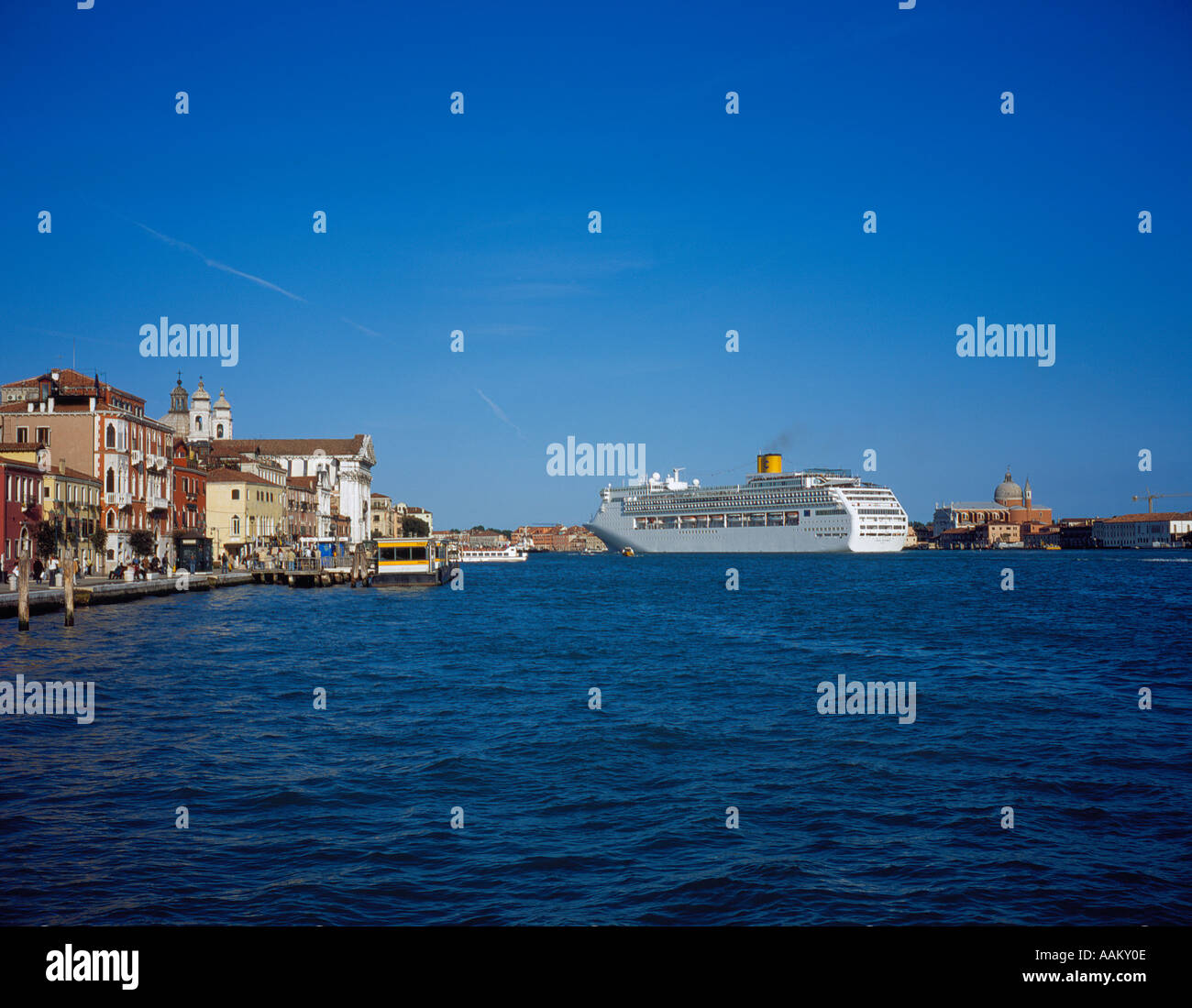 ocean liner at Canale della Giudecca Zattere Fondaco Zattere, Venice, UNESCO World Heritage Site,  Italy, Europe. Photo by Willy Matheisl Stock Photo