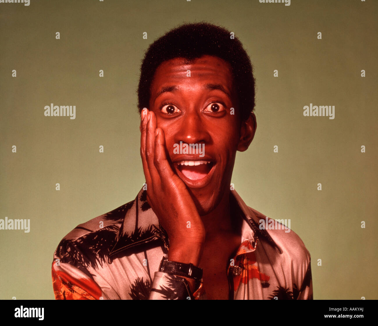 1970s AFRICAN AMERICAN MAN FUNNY FACIAL EXPRESSION LOOKING AT CAMERA Stock Photo