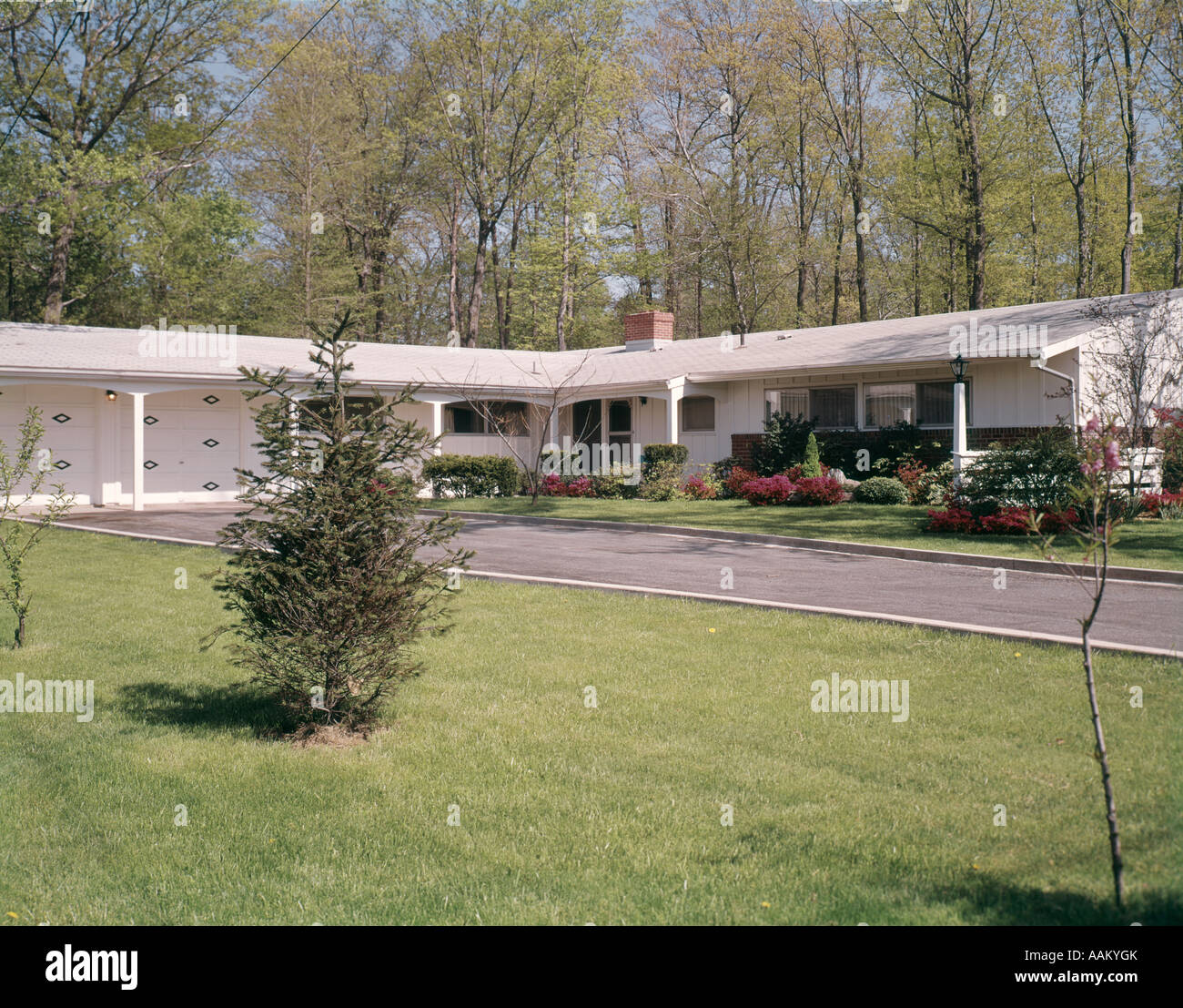 1960s SUBURBAN HOME HOUSE RANCHER DRIVEWAY Stock Photo