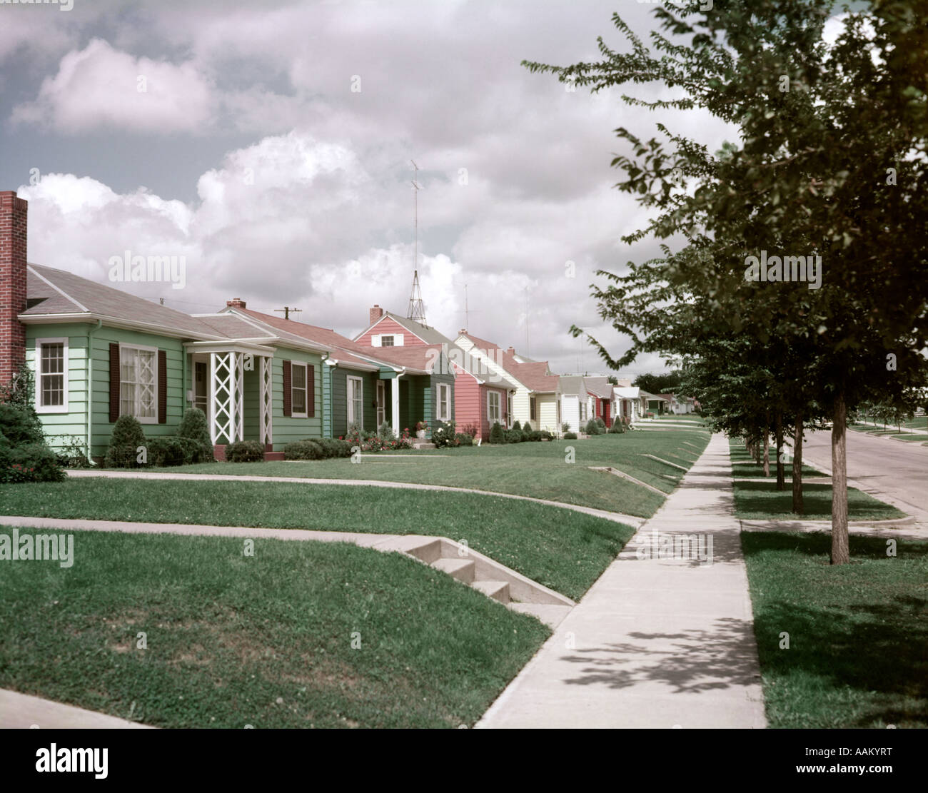1950s SUBURBAN STREET SINGLE FAMILY HOUSES SIDEWALK SIOUX ...
 1950s Suburban Homes