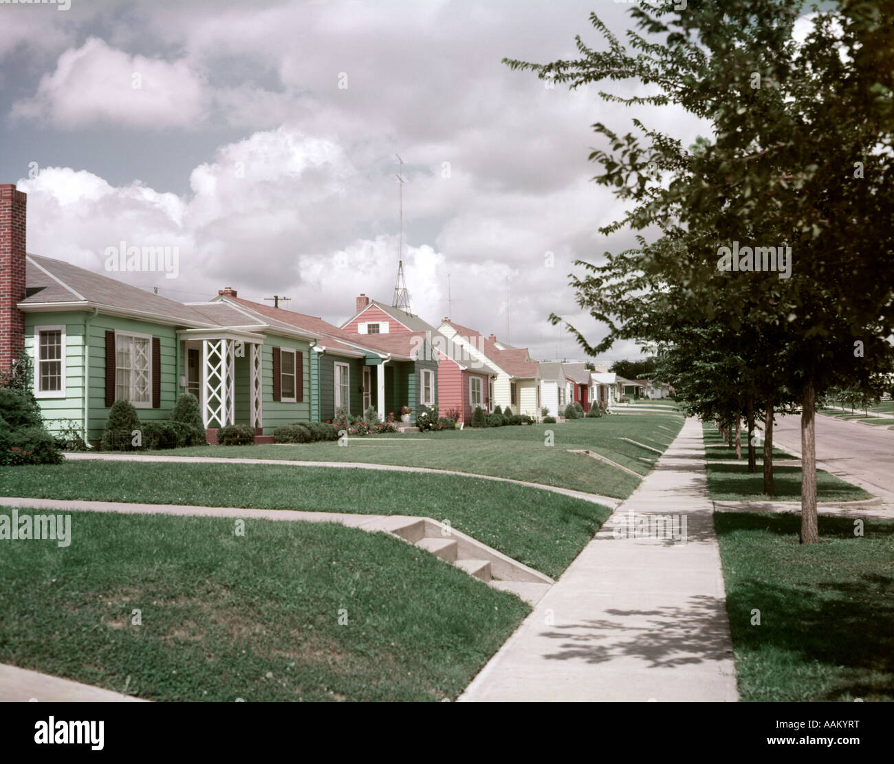 1950s SUBURBAN STREET SINGLE FAMILY HOUSES SIDEWALK SIOUX FALLS SOUTH DAKOTA Stock Photo