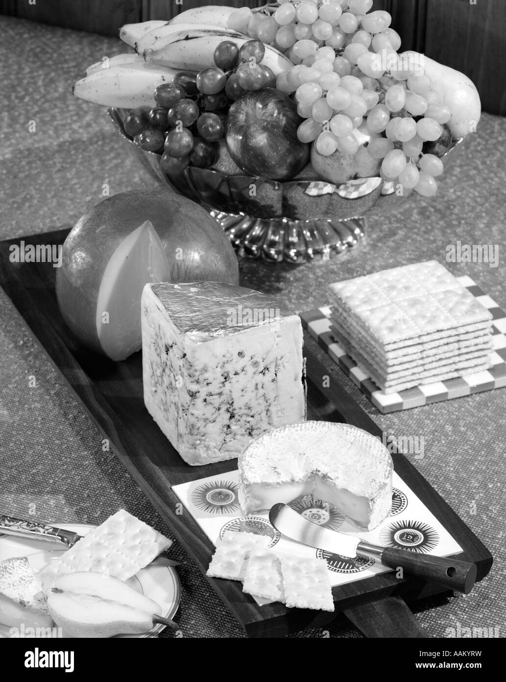 1950s SNACK FOOD FRUIT GOUDA BLEU BRIE CHEESES AND SALTINE CRACKERS Stock Photo