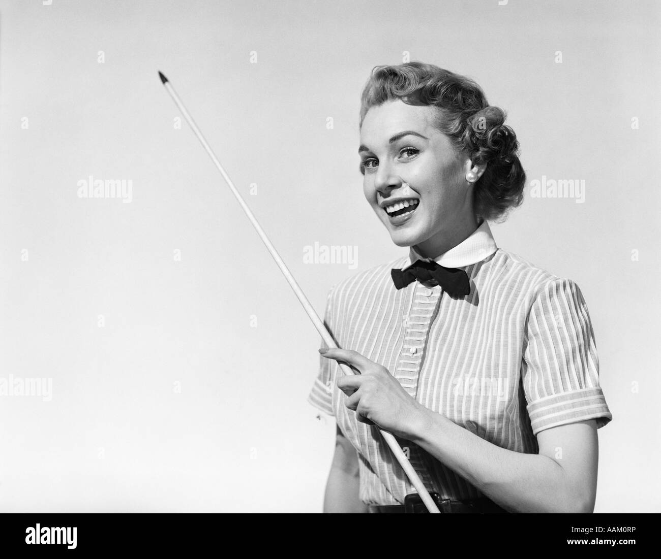 1950s PORTRAIT WOMAN SMILING HOLDING POINTER LOOKING AT CAMERA Stock Photo