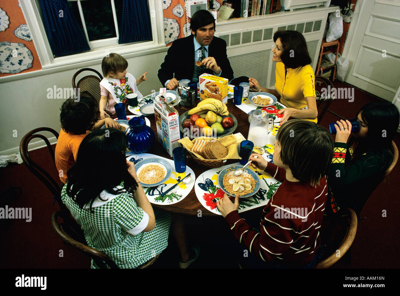 1970s 1980s LARGE FAMILY AROUND BREAKFAST TABLE Stock Photo