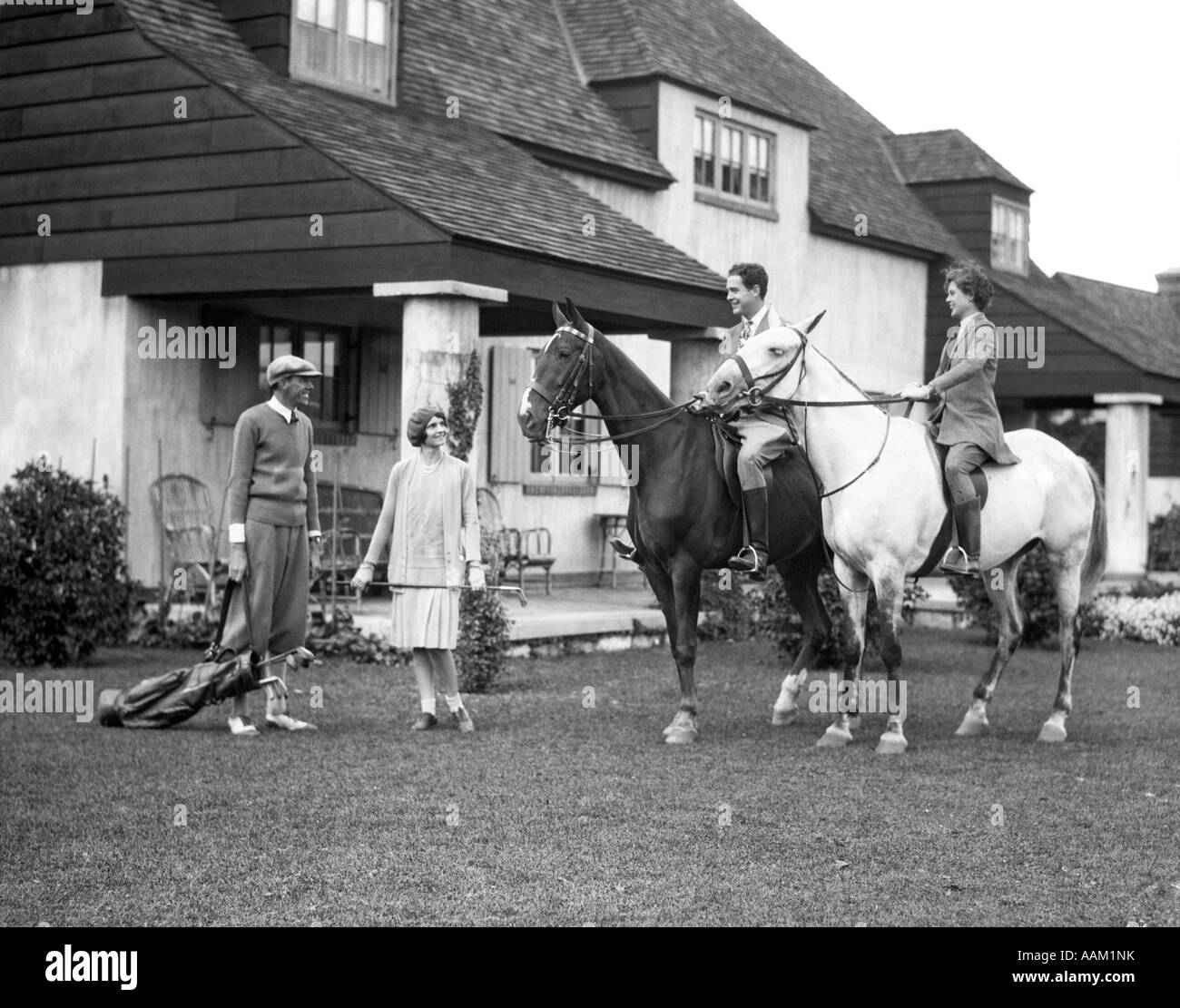 1920s 1930s TWO COUPLES AT THE BERKSHIRE HOUND AND COUNTRY CLUB ONE COUPLE ON HORSES THE OTHER COUPLE WEARING GOLF CLOTHES Stock Photo