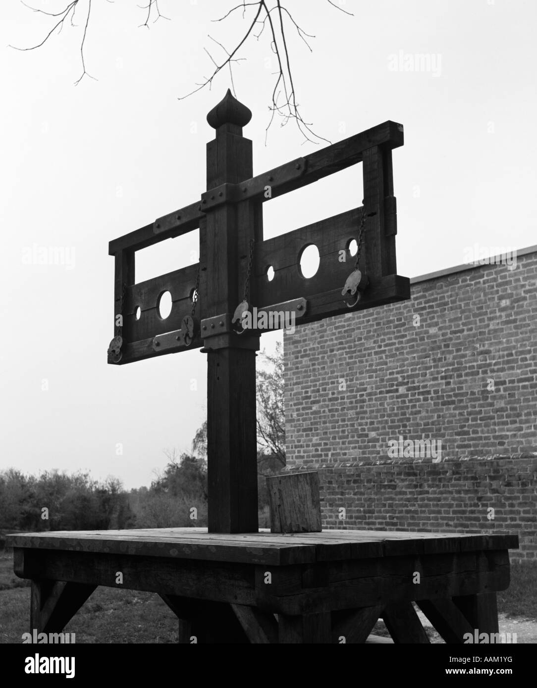 PILLORY AT PUBLIC GAOL 1701 1704 WILLIAMSBURG VIRGINIA COLONIAL