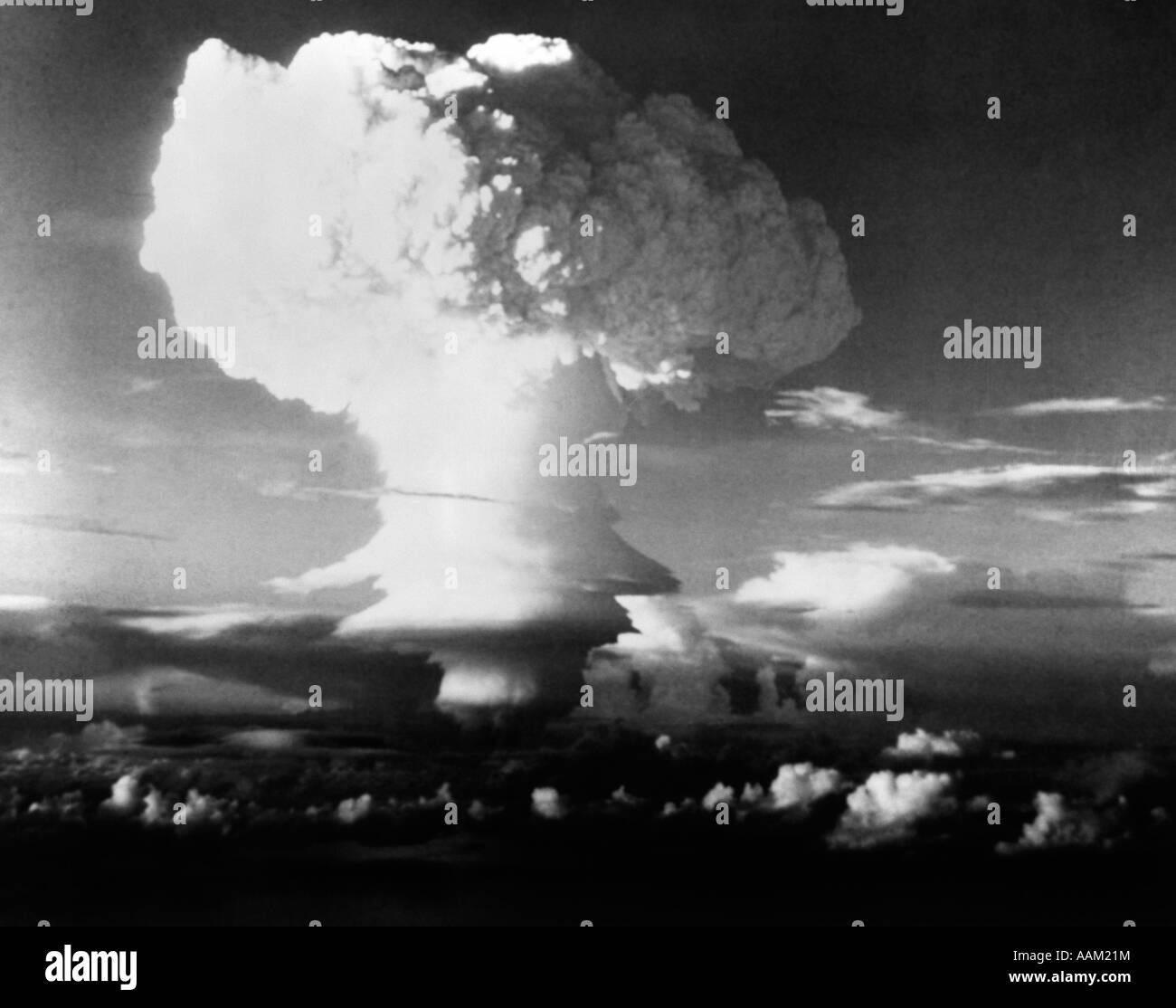 MUSHROOM CLOUD FROM ATOMIC BOMB SET OFF IN SOUTH PACIFIC DURING OPERATION IVY Stock Photo
