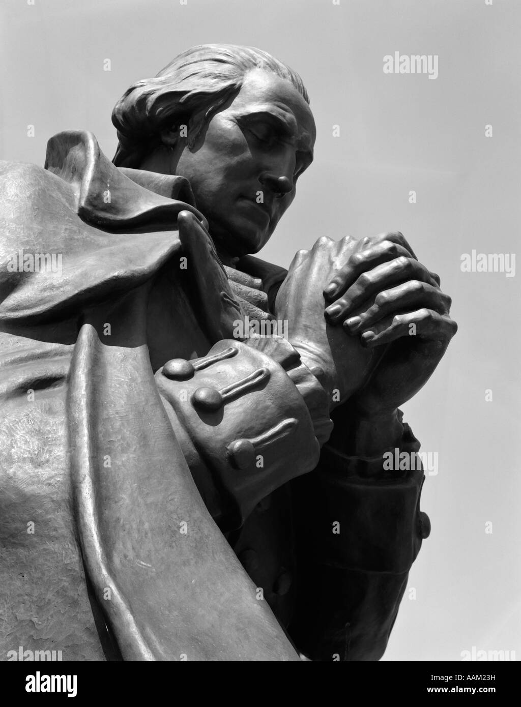 BRONZE STATUE OF GEORGE WASHINGTON FIRST AMERICAN PRESIDENT OF UNITED STATES KNEELING IN PRAYER Stock Photo