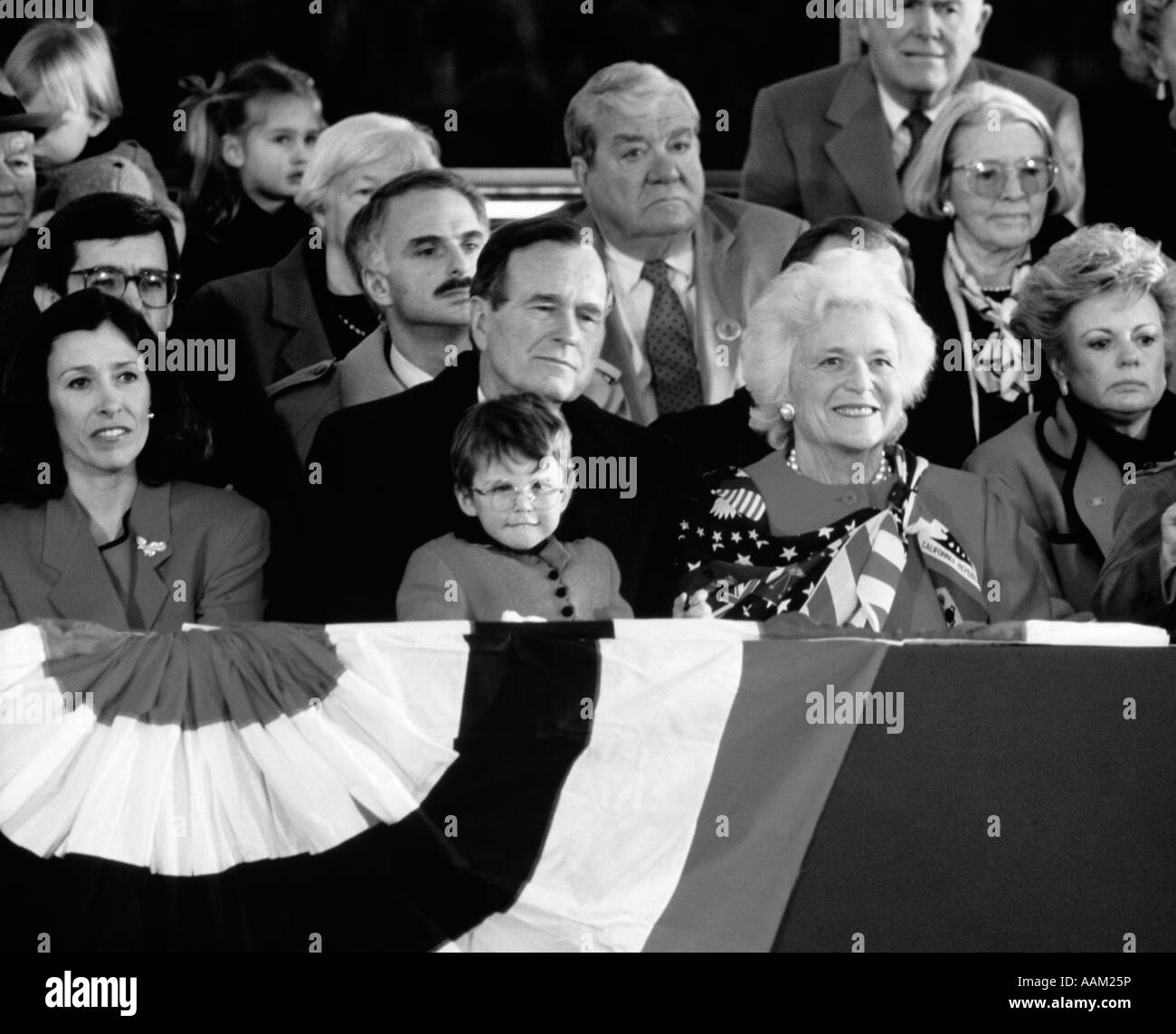 GEORGE BUSH BORN 1924 41st AMERICAN PRESIDENT INAUGURATION JANUARY 20 1989 WITH MRS. BUSH GRANDCHILDREN MARILYN QUAYLE Stock Photo