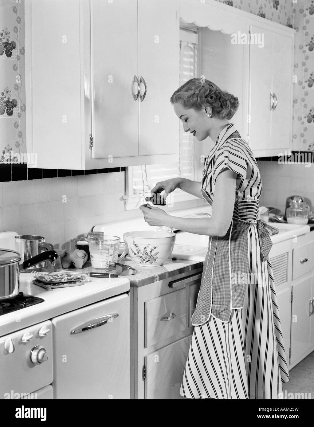 1940s Kitchen Black And White Stock Photos Images Alamy