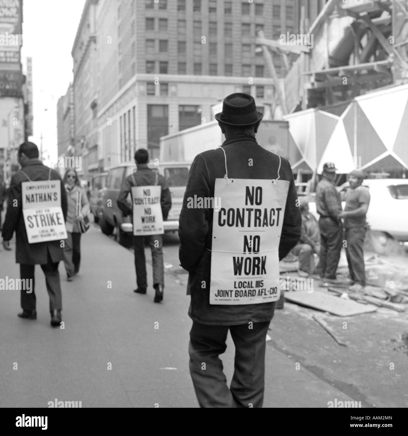1970s man walking rear view hi-res stock photography and images - Alamy