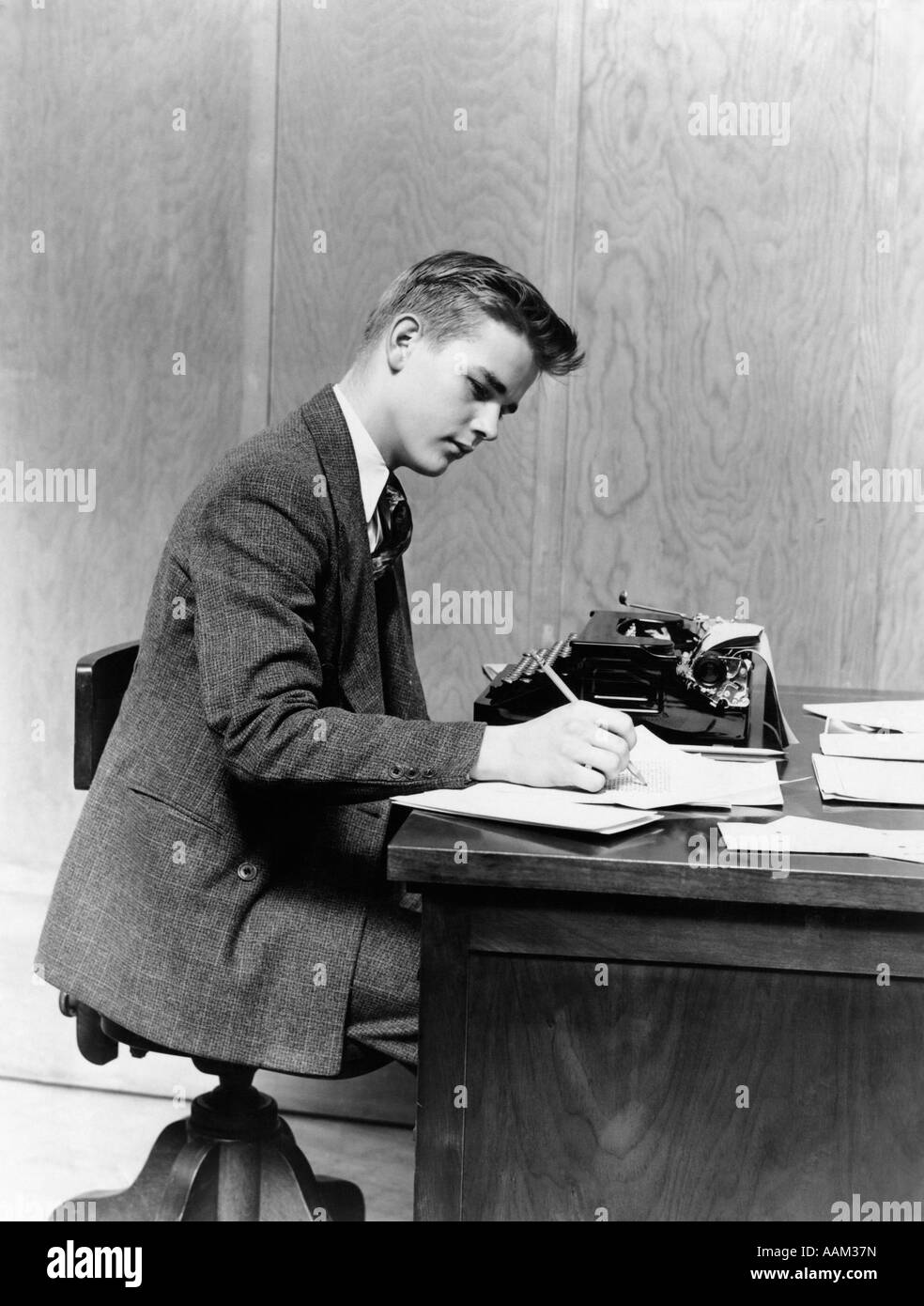1940s YOUNG MAN SITTING AT DESK WRITING MANUAL TYPEWRITER STUDY COLLEGE  OFFICE BUSINESSMAN OR STUDENT Stock Photo - Alamy