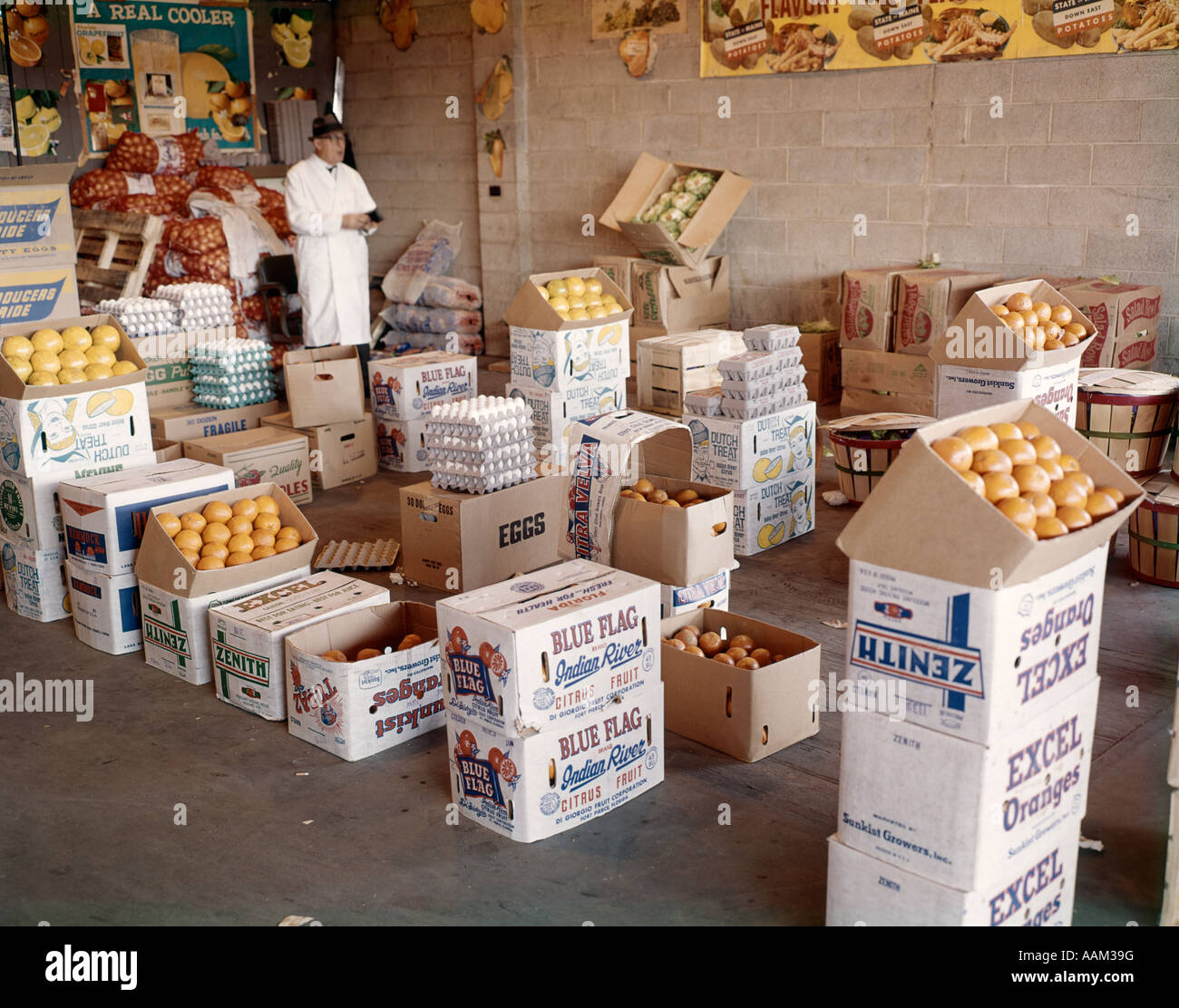 FOOD DISTRIBUTION CENTER Stock Photo Alamy food-distribution-center-stock-photo-alamy