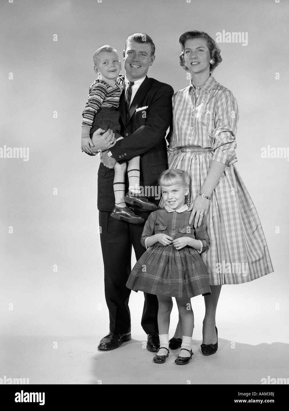 1950s FULL LENGTH PORTRAIT OF FAMILY Stock Photo