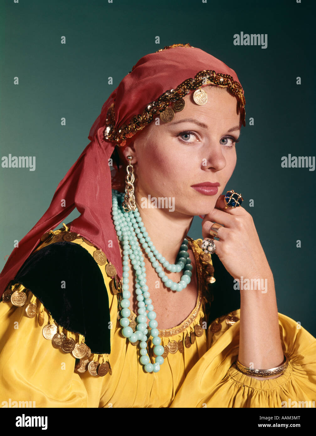 1960s PORTRAIT OF YOUNG WOMAN IN MIDDLE EASTERN BELLY DANCER OR HAREM COSTUME DANCER Stock Photo