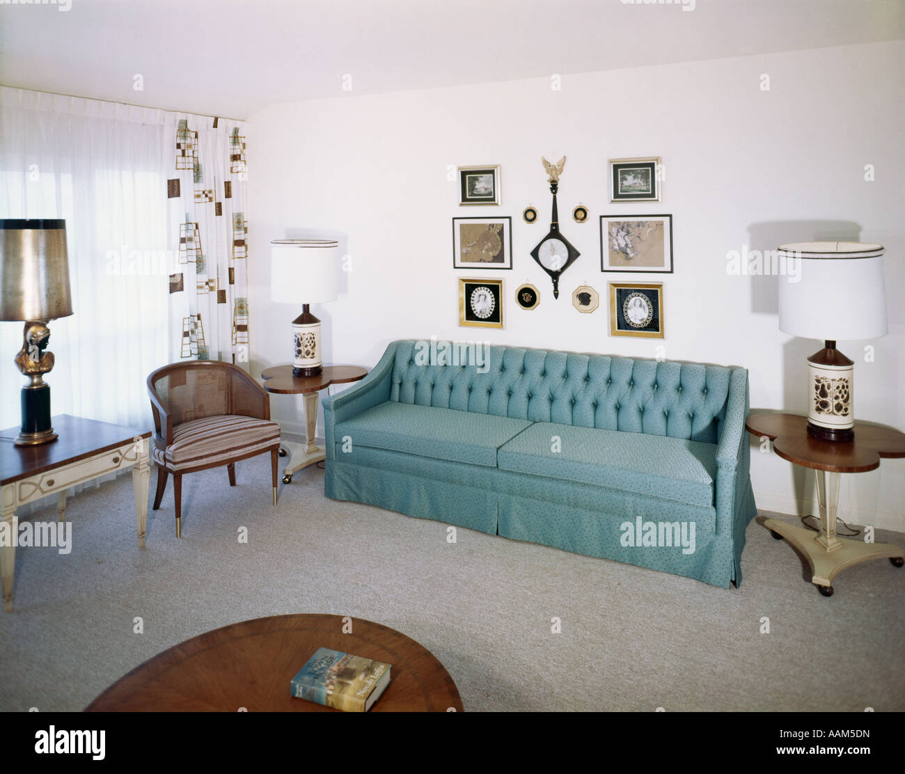 1950s 1960s INTERIOR LIVING ROOM DECOR COUCH SOFA CHAIR DECORATIONS CURTAINS LAMPS Stock Photo