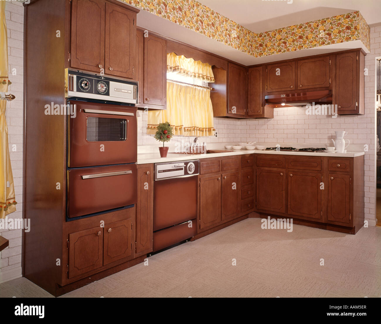 1970s KITCHEN BROWN CABINETS YELLOW CURTAINS Stock Photo