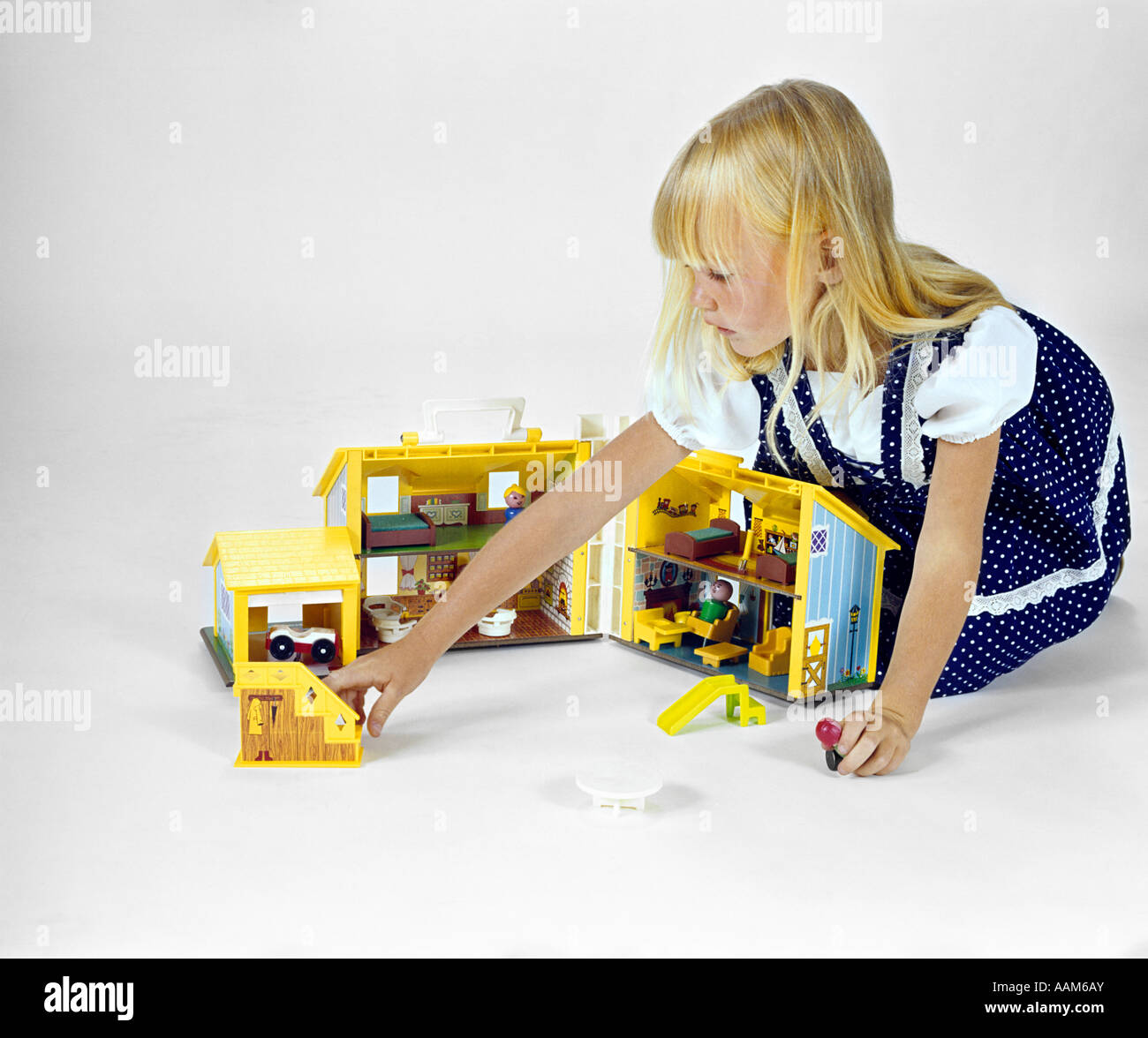 1970s BLONDE GIRL POLKA DOT DRESS PLAY WITH HINGED FOLDING DOLL HOUSE