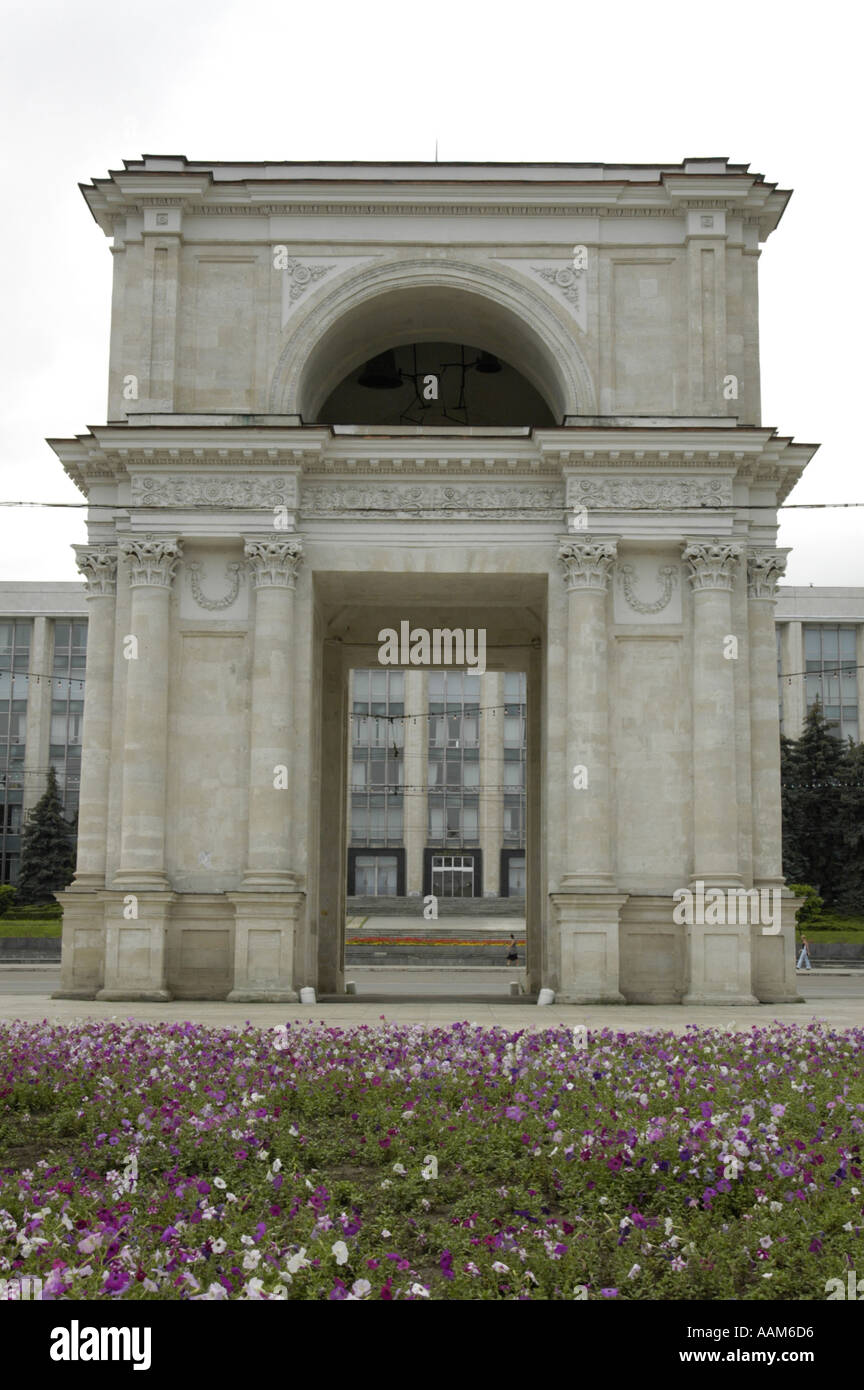 Chisinau, Piata Marii Adunari Nationale, triumph arch Stock Photo Alamy